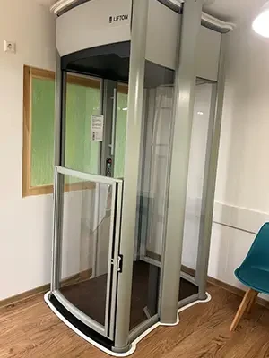 Moderner Fahrstuhl in einem Innenraum mit Glastür