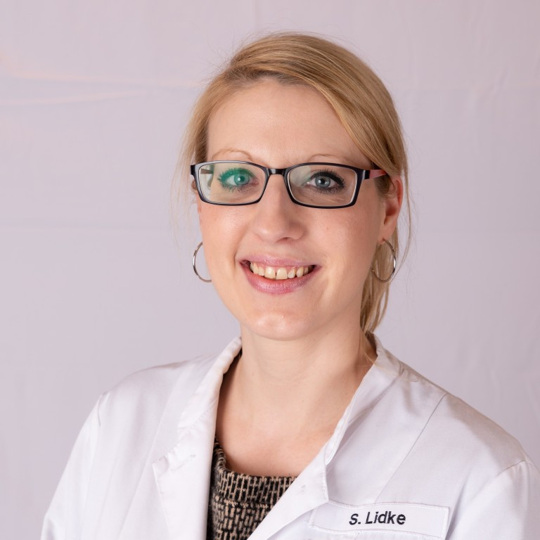 Frau Lidke, Kundenberaterin