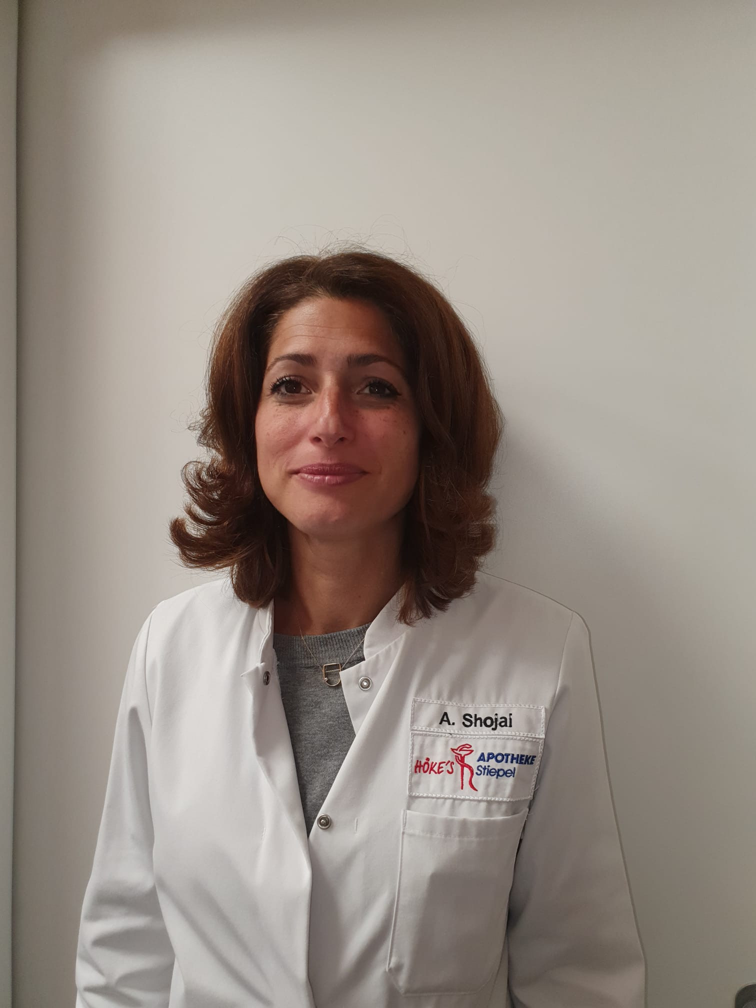 Anna Shojai in Arbeitskleidung der Höke's Apotheke Stiepel