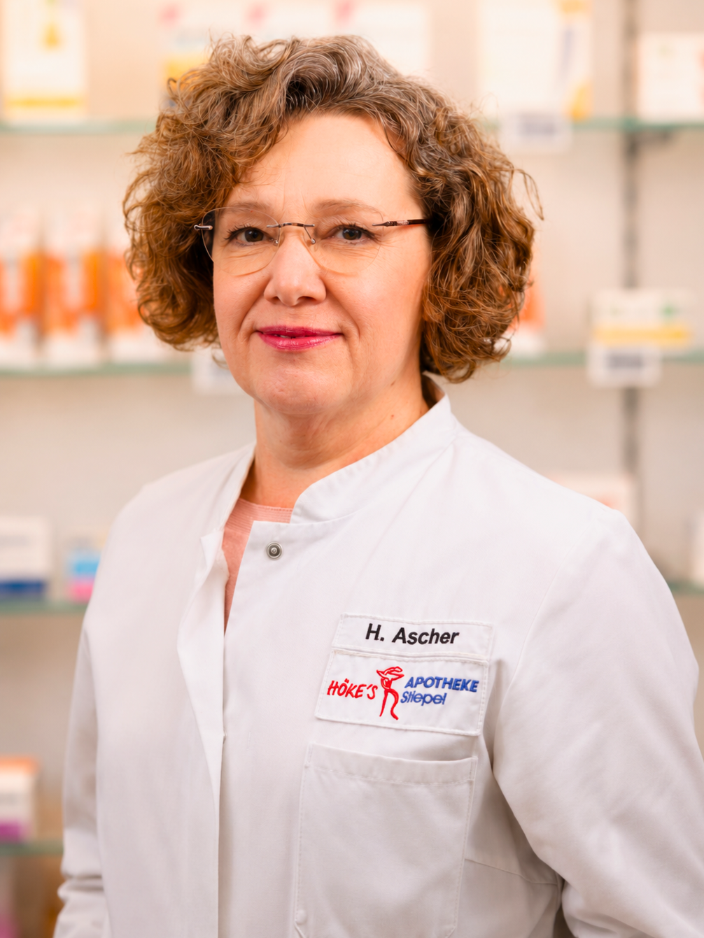 Mitarbeiterin H. Ascher in der Höker's Apotheke Sielpol mit weißem Kittel