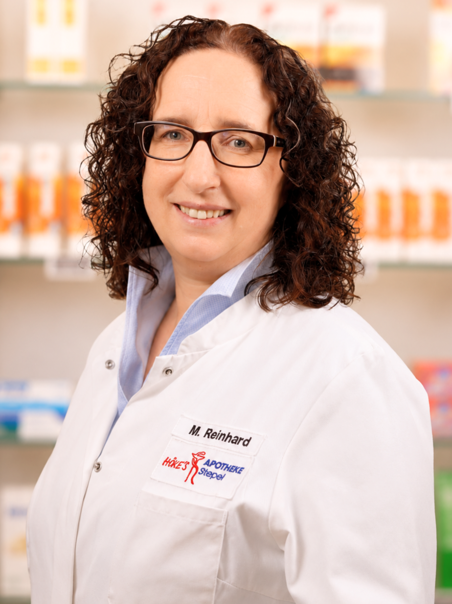 Mitarbeiterin M. Reinhard in weißem Kittel in der Apotheke Siepel