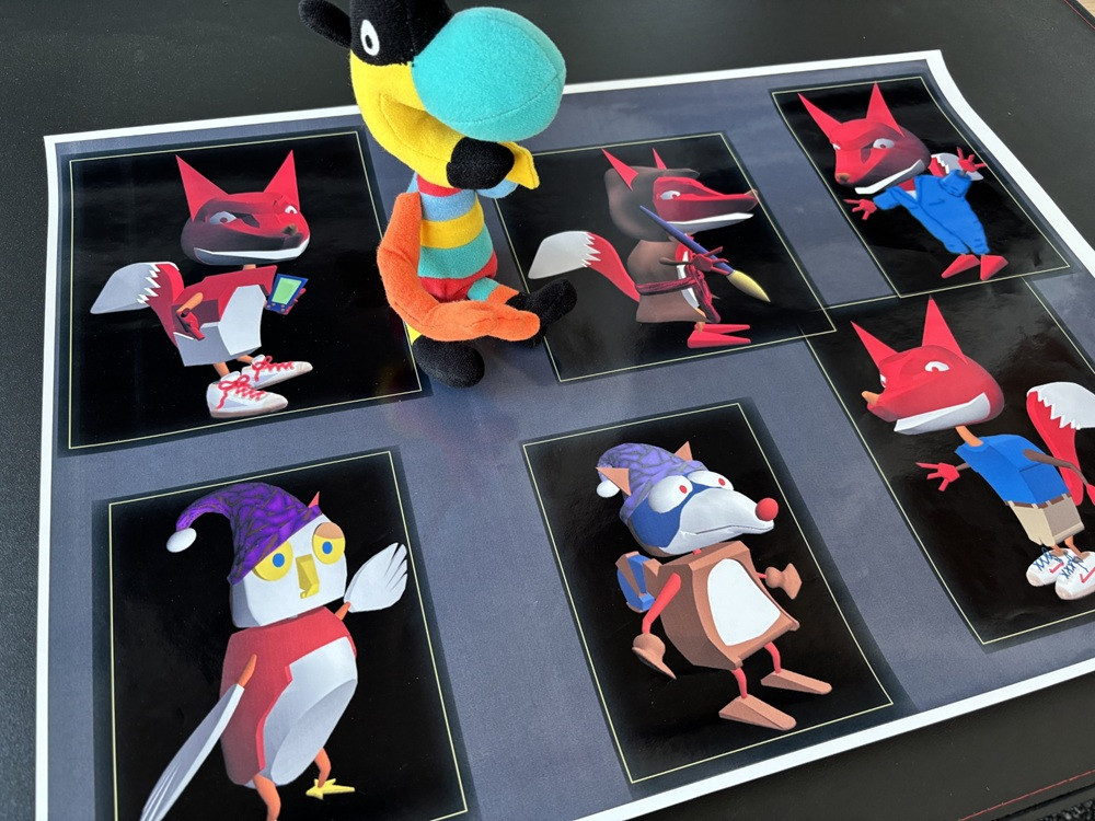 Twipsy Plüschfigur und Entwürfe von Zeichentrickfiguren auf einem Tisch