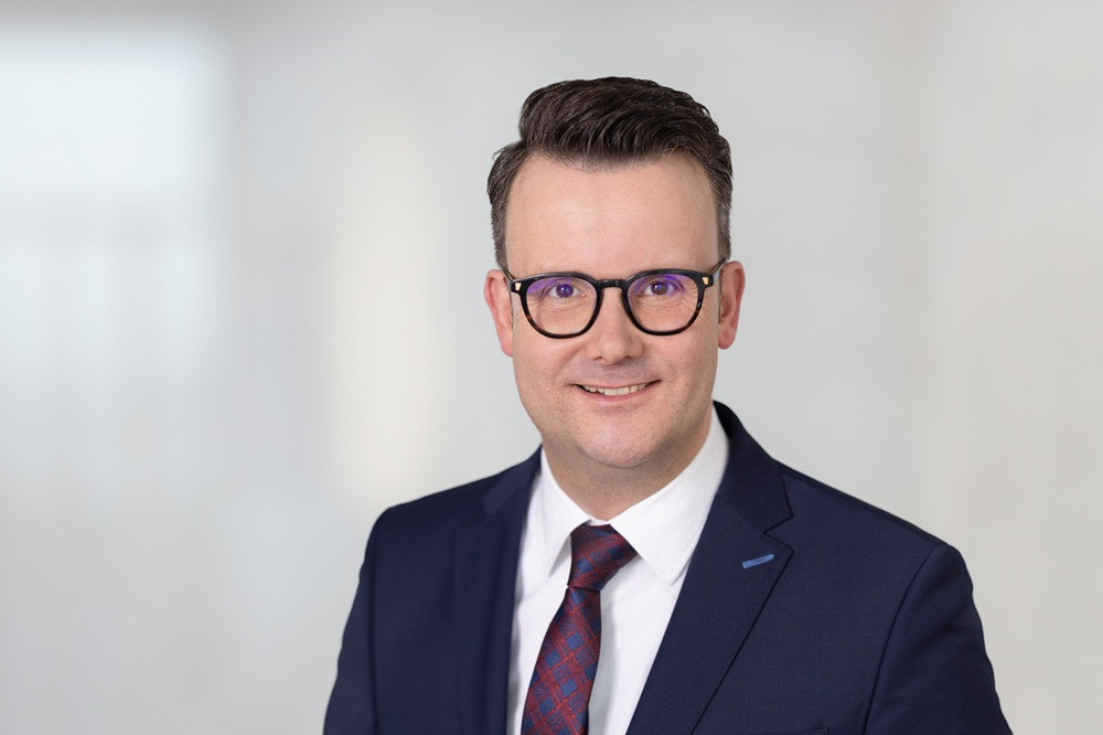 Christian Grascha im Anzug - Porträtfoto Porträt von Christian Grascha im Anzug mit Brille
