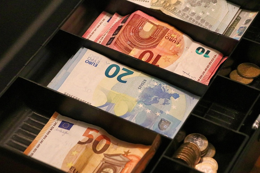 Euro-Banknoten in einer Kasse