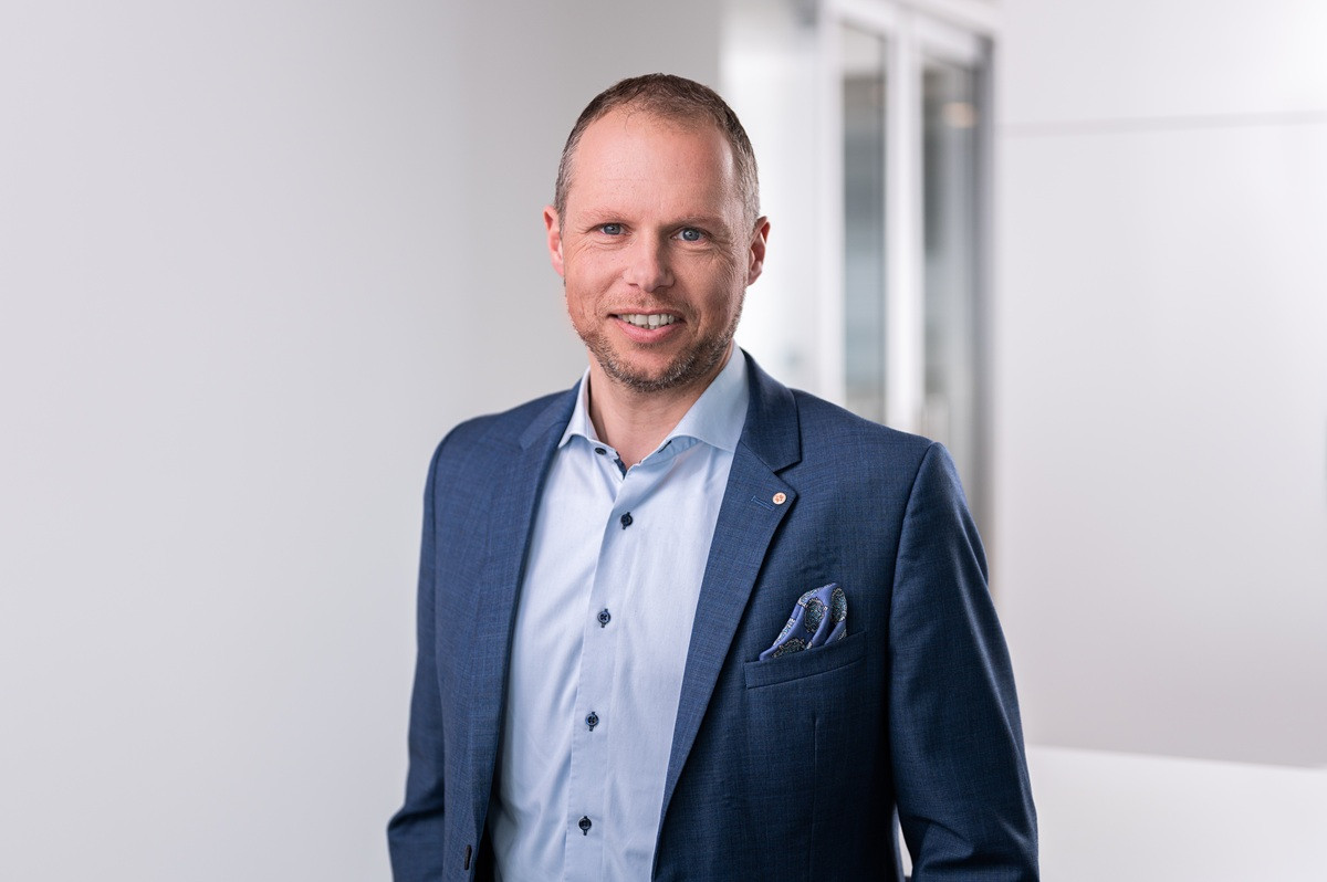 Porträt von Jan Hillebrand im Anzug