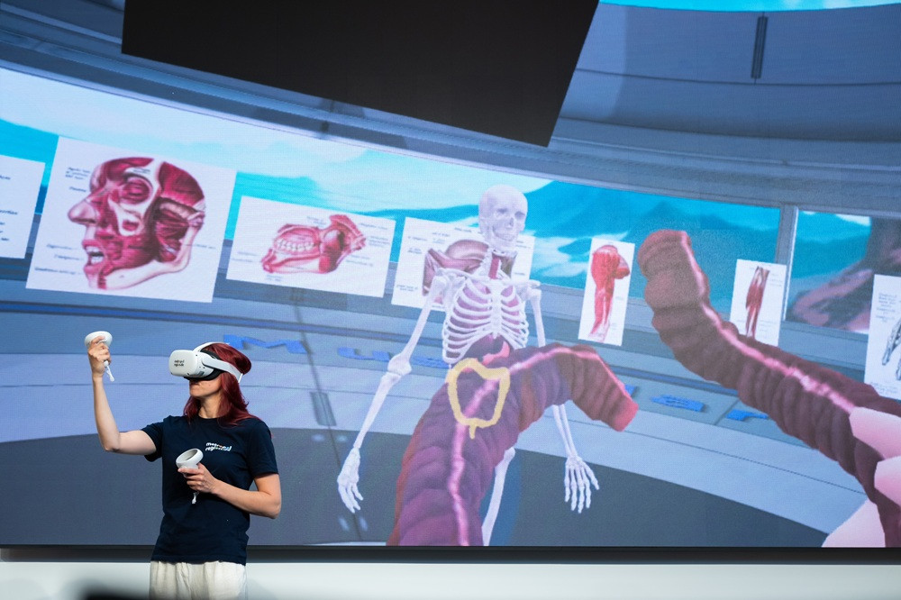 Virtuelle Realität in der Medizin mit VR-Headset Person mit VR-Headset in medizinischer virtueller Realität