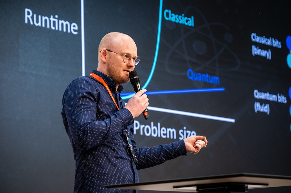 Vortrag über Quantencomputing von KM Hahn Person hält Vortrag über Quantencomputing