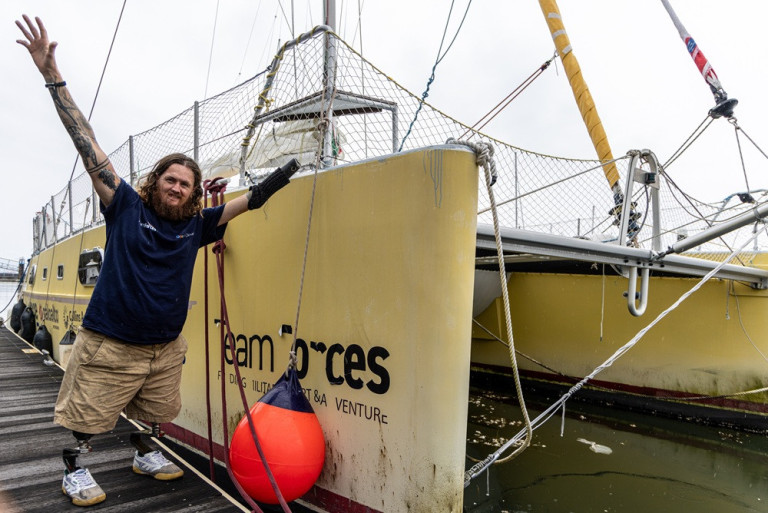Craig Wood bei Finishd Media mit einem Segelboot Craig Wood bei Finishd Media mit einem Segelboot