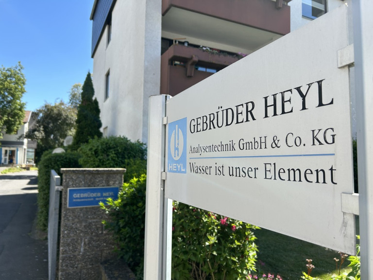 Anerkennungsübergabe bei Gebrüder Heyl Analysetechnik am 15. Mai 2025 Gebäude der Gebrüder Heyl Analysetechnik GmbH & Co. KG mit Firmenschild