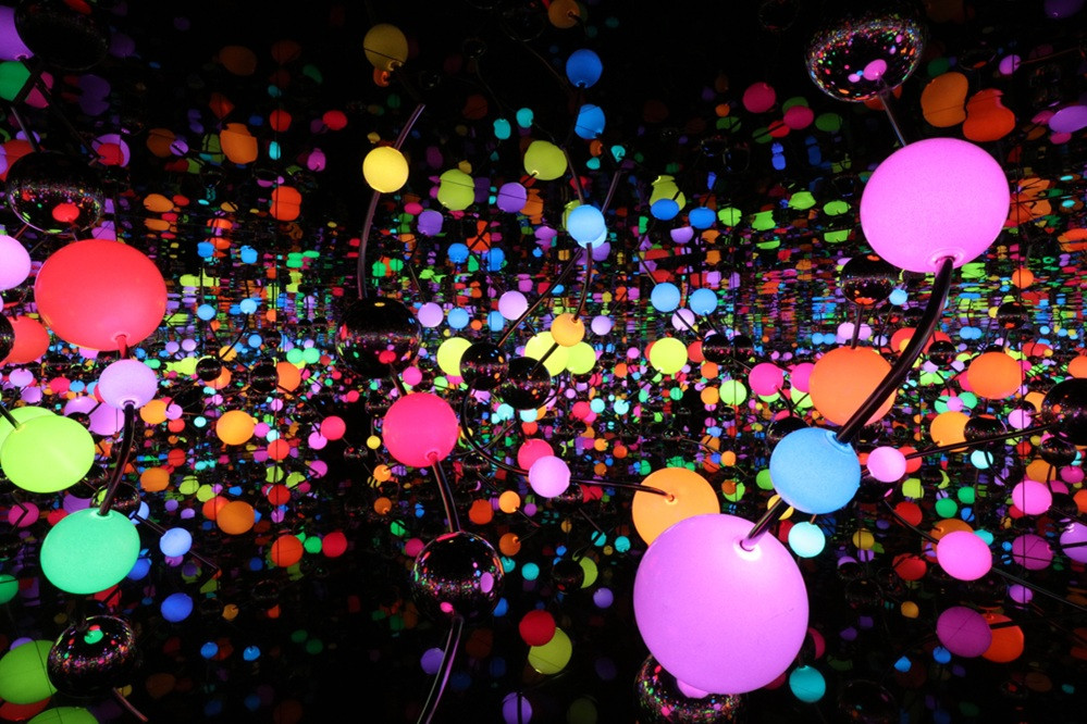 Yayoi Kusama Infinity Mirrored Room Kunstinstallation Yayoi Kusama Infinity Mirrored Room Kunstinstallation mit bunten Lichtern