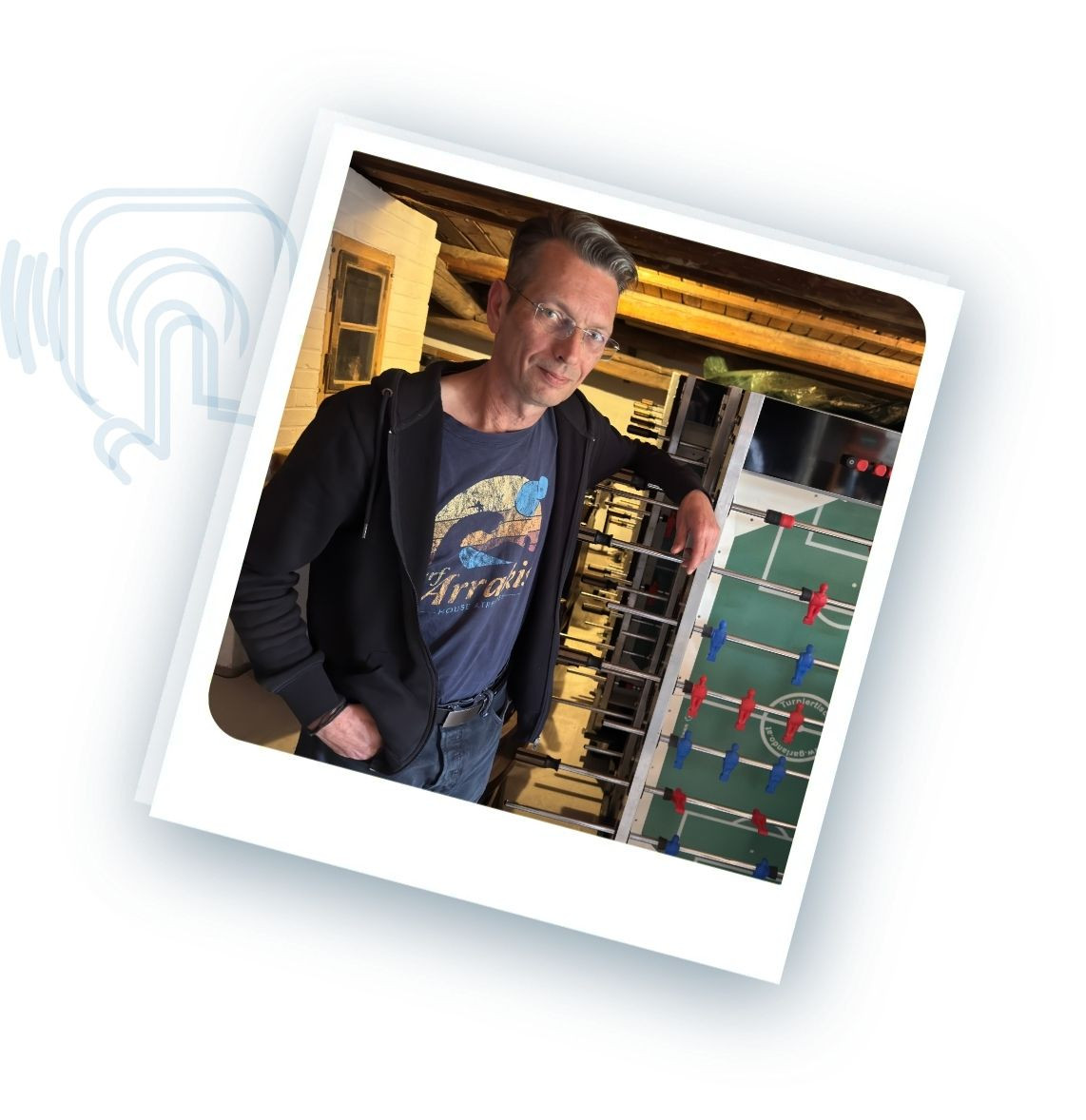 Besuch bei Kickerpartner GT mit Tischkicker im Hintergrund