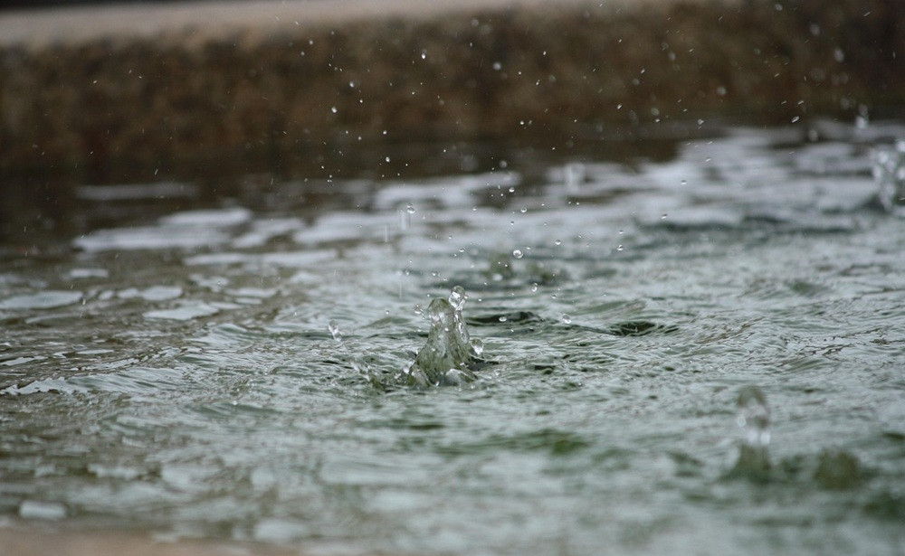 Regentropfen fallen auf Wasseroberfläche – pixabay aderna regen