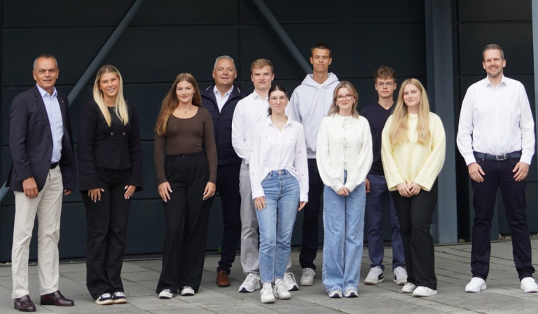 Gruppe von Auszubildenden beim Ausbildungsstart 2025 bei expert