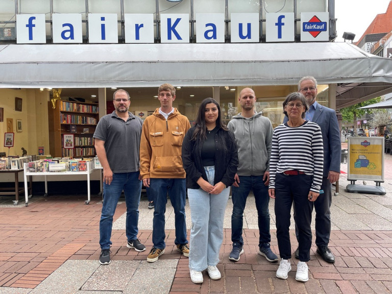 Auszubildende vor dem fairKauf Laden