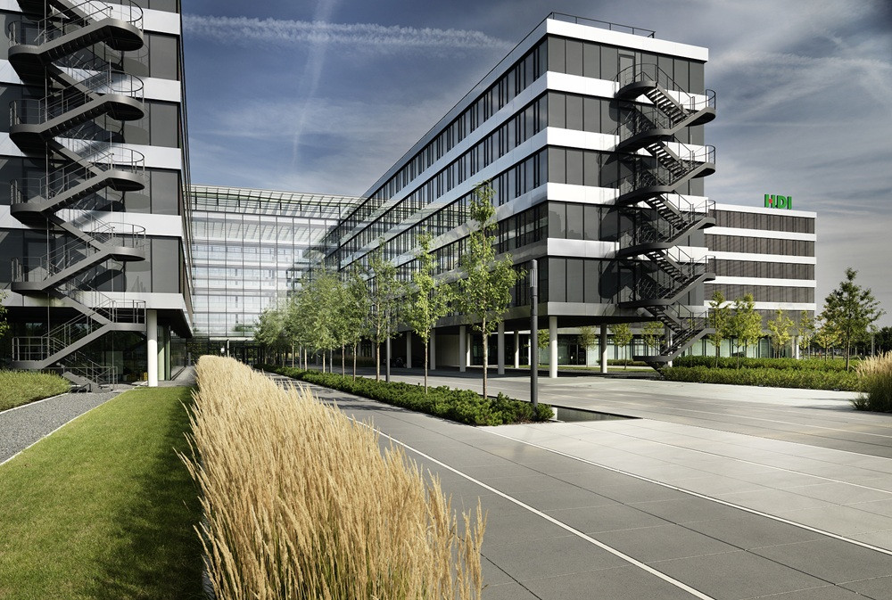 Moderne Talanx Zentrale mit Glasfassade und begrüntem Innenhof