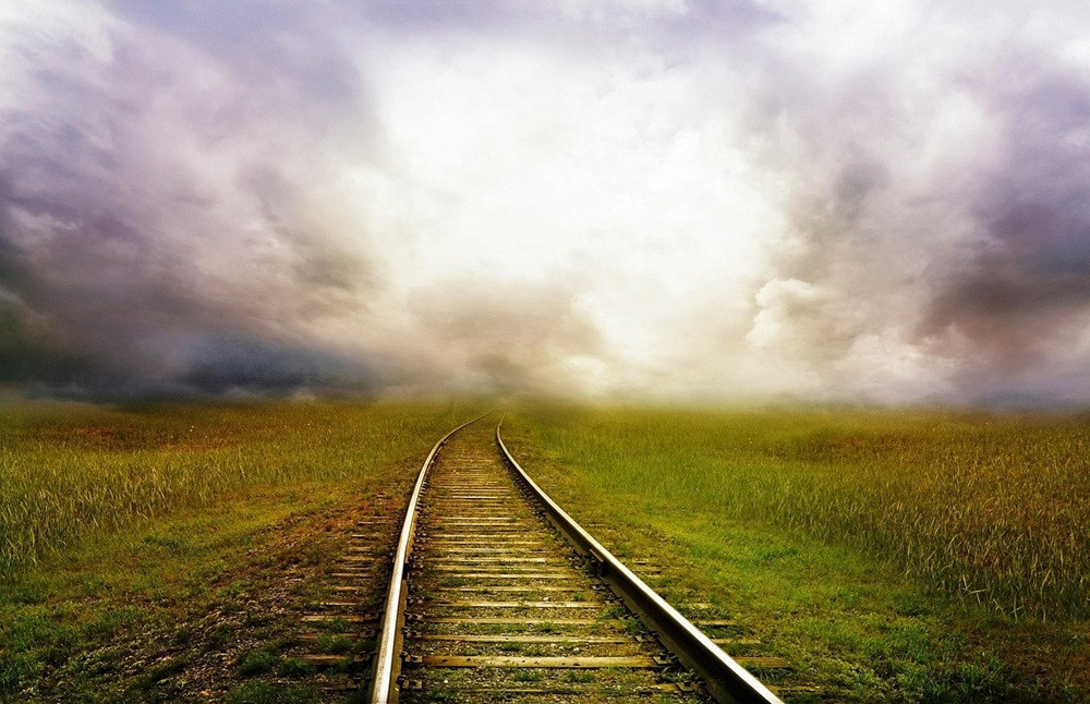 Eisenbahnschienen Landschaft – railroad-163518-1280 Eisenbahnschienen auf einer grünen Wiese unter dramatischem Himmel