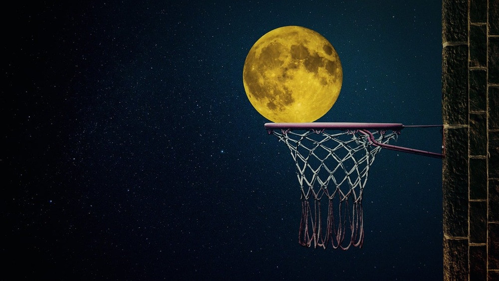 Vollmond als Basketball in einem Korb vor Sternenhimmel – moon-4919501-1280