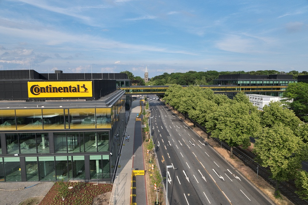 Continental Unternehmenszentrale – moderne Firmenzentrale des Reifenherstellers Außenansicht der Continental Unternehmenszentrale mit moderner Architektur und Straßenzug