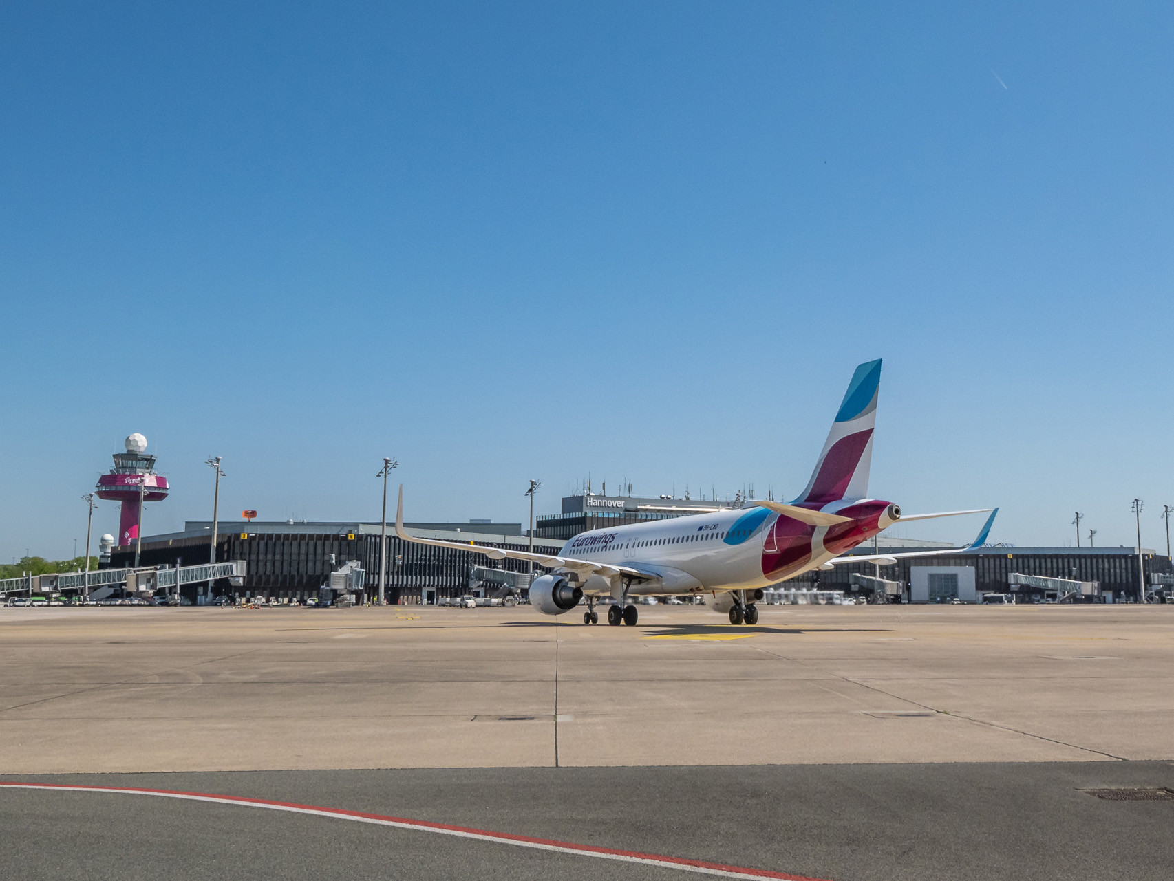Eurowings Flugzeug am Flughafen Hannover (HAJ) auf dem Rollfeld