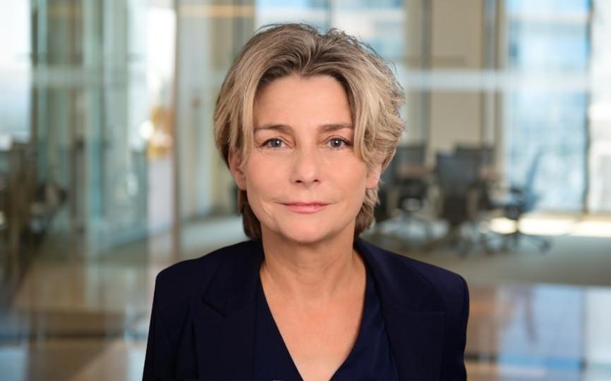 Stephanie Bode von HDI Talanx im Business-Outfit im Bcro