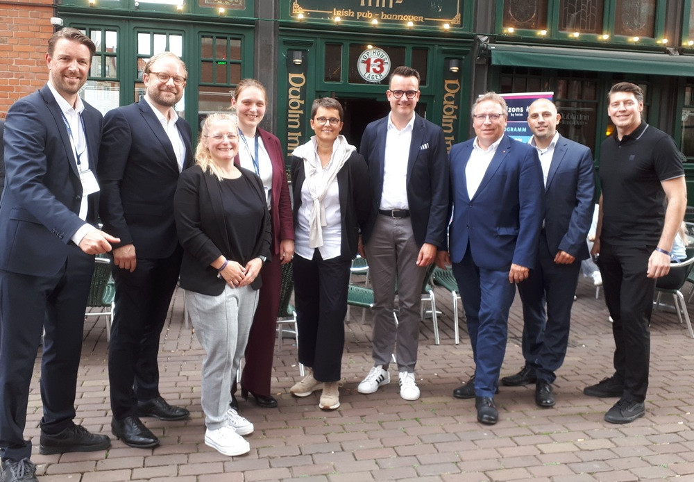 Gruppe von Personen bei einem Treffen zur Verwaltungsdigitalisierung vor dem Dublin Inn in Hannover