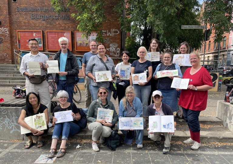 Sketchwalk Nordstadt – Gruppenfoto mit Zeichnungen, fotografiert von Dietmar Stiller Gruppenfoto beim Sketchwalk in der Nordstadt, Teilnehmer mit Skizzen, Foto von Dietmar Stiller
