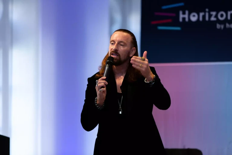 Anders Indset spricht auf der Horizons Konferenz