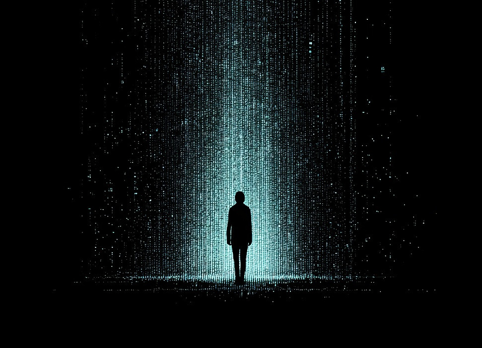 Silhouette einer Person vor digitalem Hintergrund mit leuchtenden Datenströmen, AI generiert