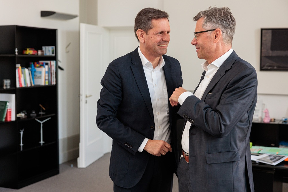 Olaf Lies und Tobias Hoffmann unterhalten sich im Büro