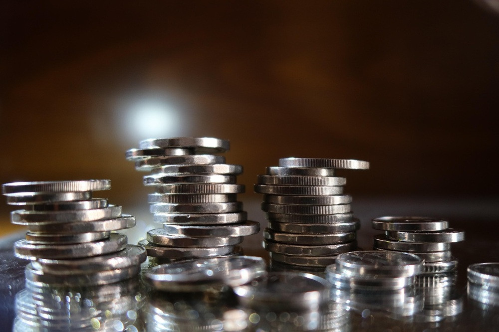 Gestapelte Münzen als Symbol für Geld und Finanzen