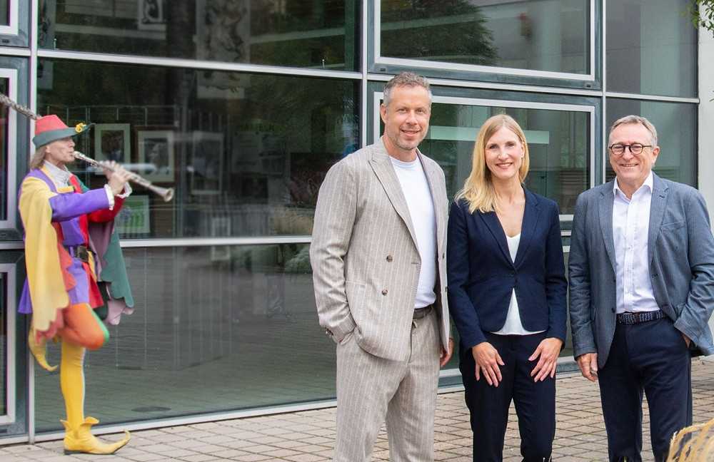 Wanger, Andres und Lietzau vor dem HMT-Gebäude