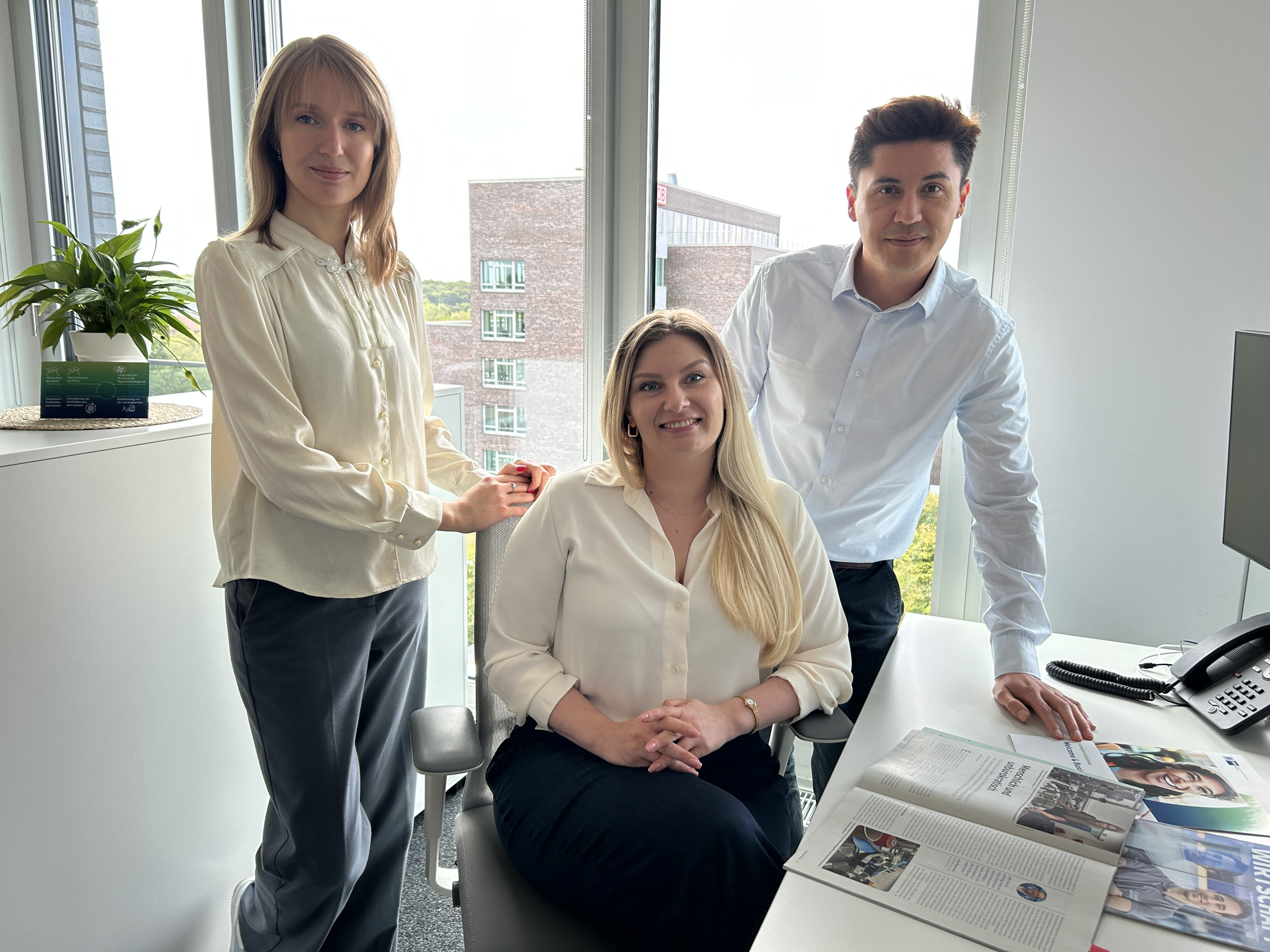 Von links nach rechts: Maria Svetlichnaia, Alina Richter und Andrey Schuhr sind die Fachkräfteberaterinnen und -berater des WBCs.