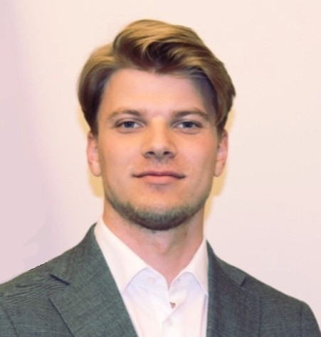 Business Portrait eines Mannes im Anzug vor hellem Hintergrund