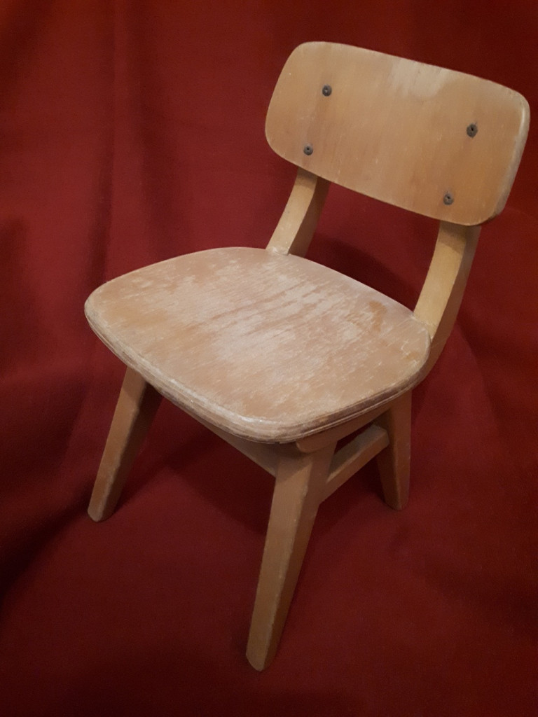 Casala Stuhl aus Holz auf rotem Hintergrund