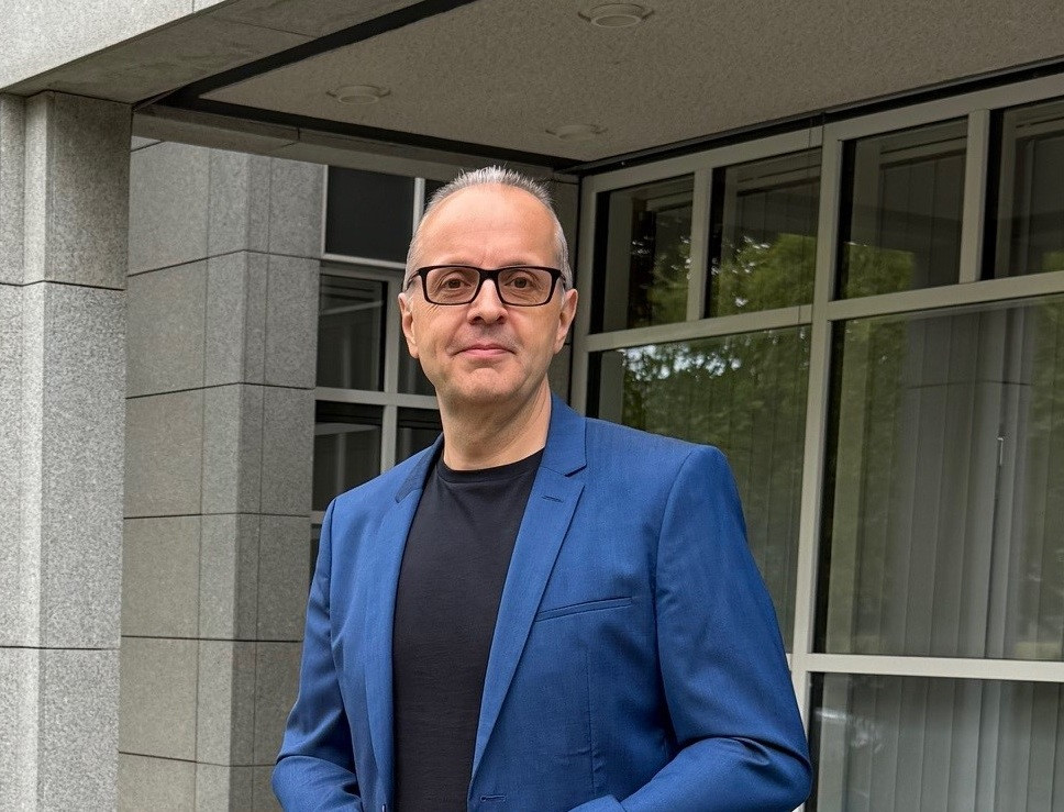 Tobias Hempel vor dem Gebäude der Buba in Göttingen
