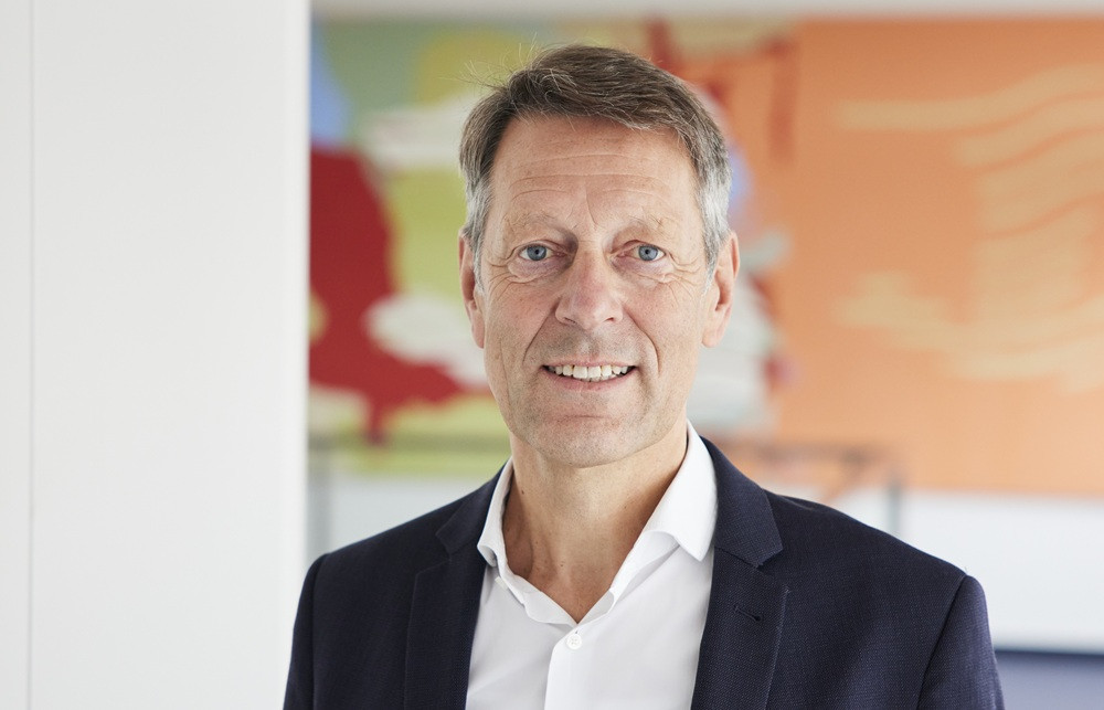 Georg Schütte im Infoservice Büro, Porträtaufnahme