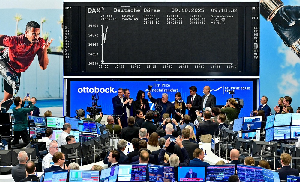 Ottobock Börsengang an der Deutschen Börse in Frankfurt am 09.10.2025, Nader hält die Glocke, viele Menschen und Kameras im Handelsraum