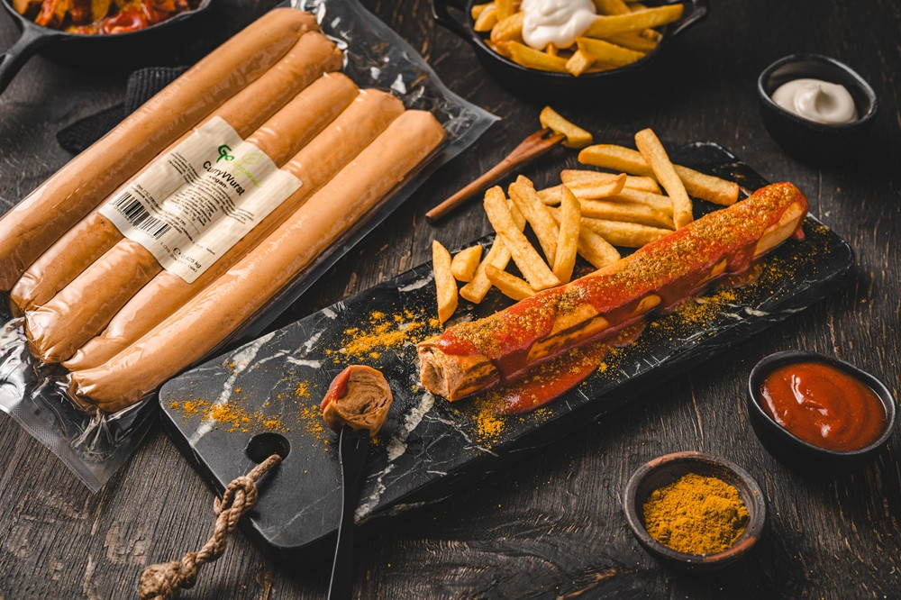 Vegane Currywurst und Pommes von GoVegan – Produktpräsentation im Interview