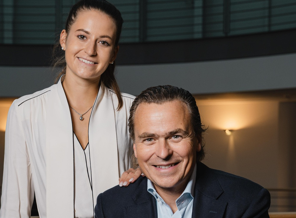 Johanna und Ansgar Heise – Porträt im modernen Innenraum Johanna und Ansgar Heise gemeinsam im modernen Innenraum