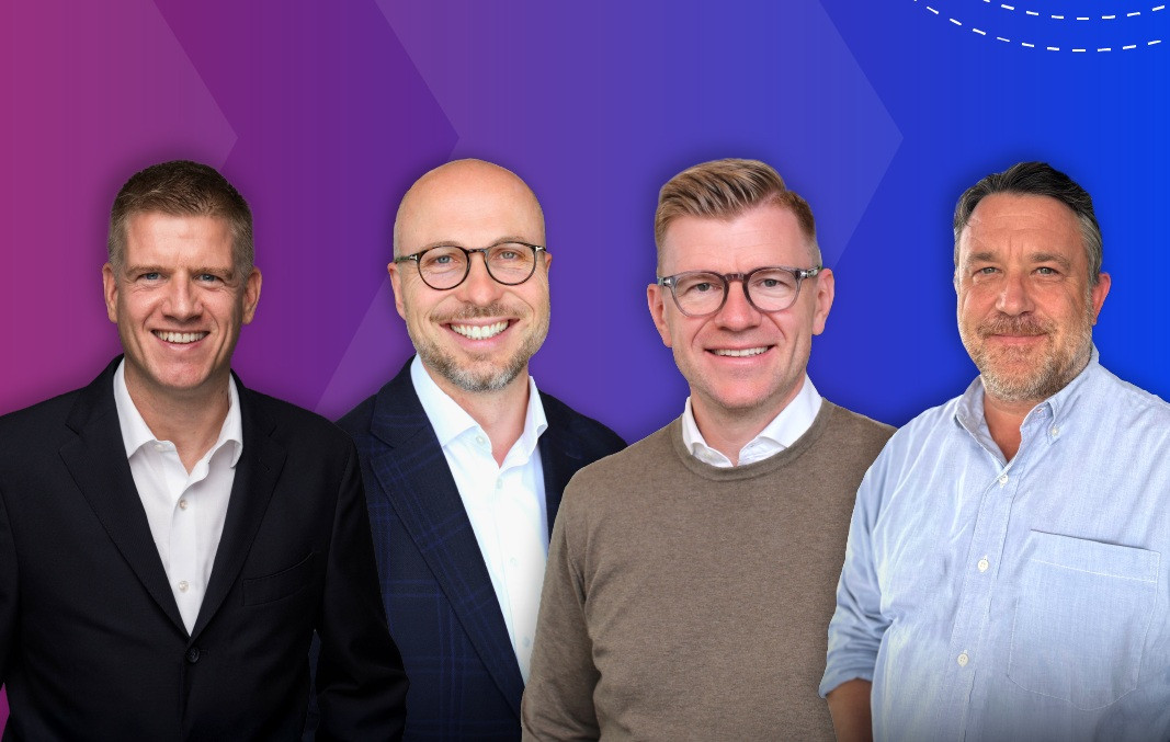 Teilnehmer der aditus info salons – Gruppenfoto Gruppenfoto von Teilnehmern der aditus info salons vor einem lila-blauen Hintergrund