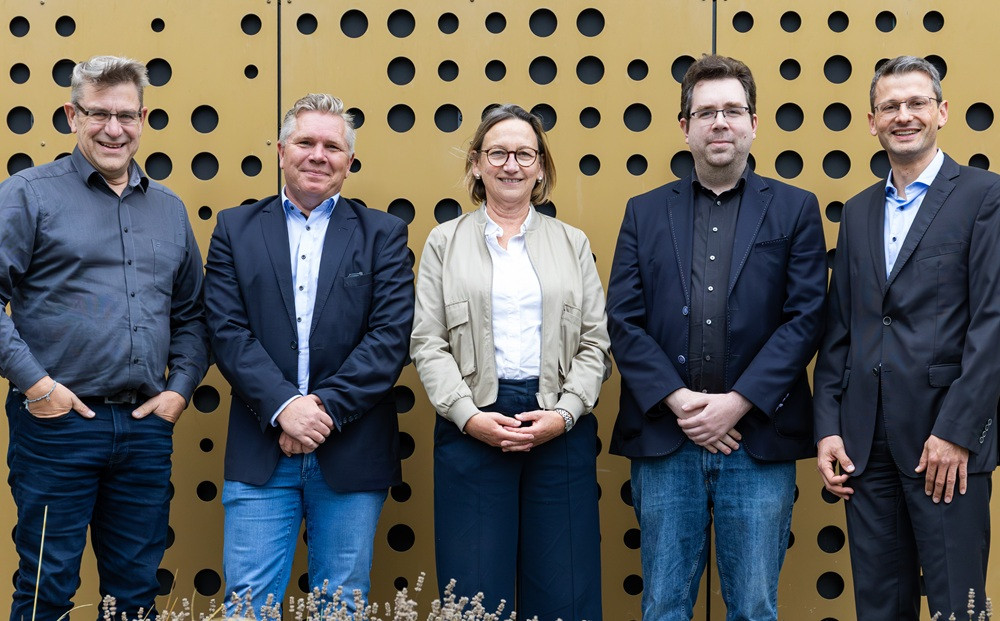 Vorstand von Measurement Valley – Gruppenfoto vor moderner Wand Vorstand von Measurement Valley vor moderner Fassade