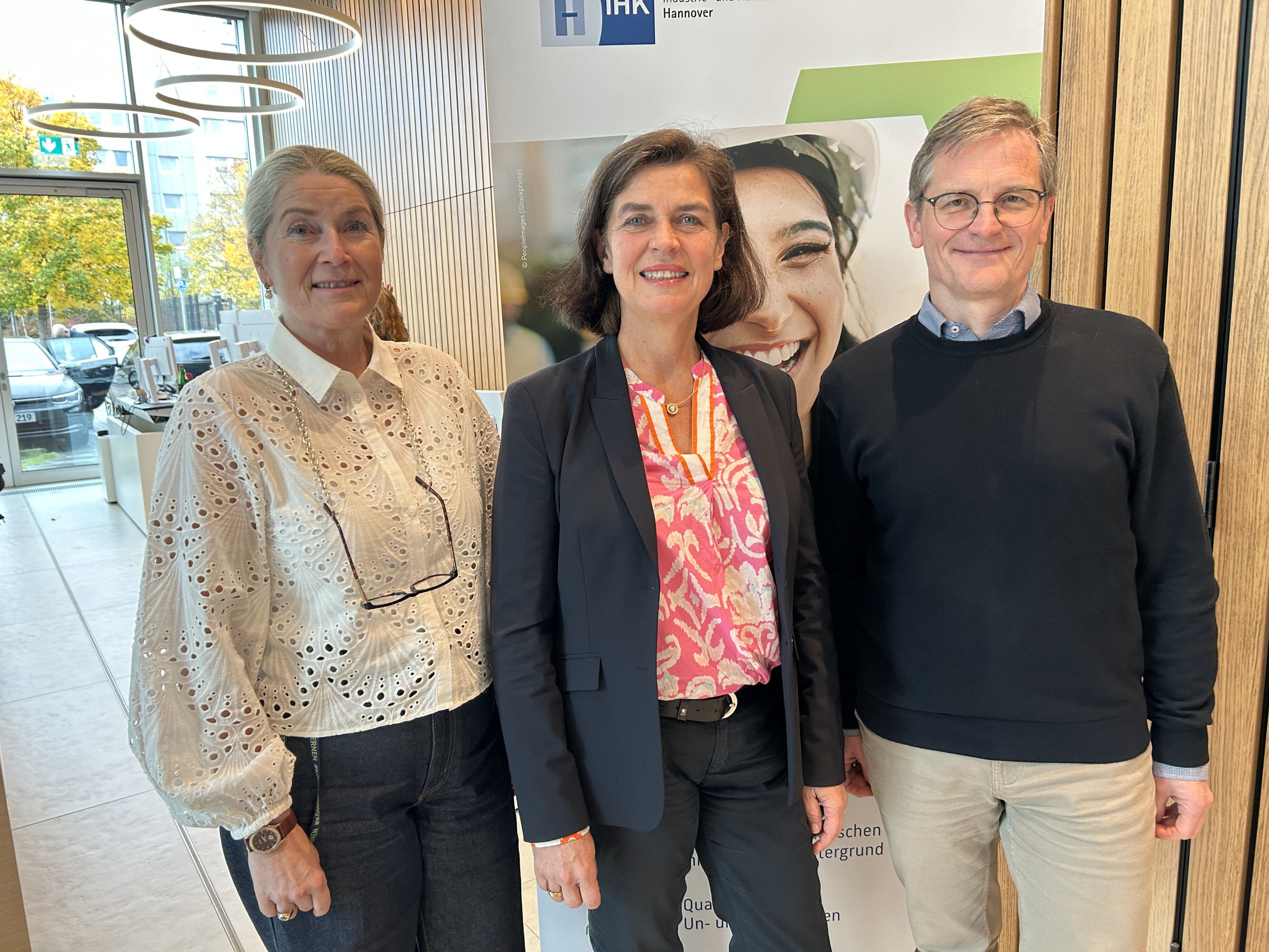 Alexandra Wanke, Silke Richter und Arne Hirschner von der IHK freuen sich über den “Kolumbien TalentHub