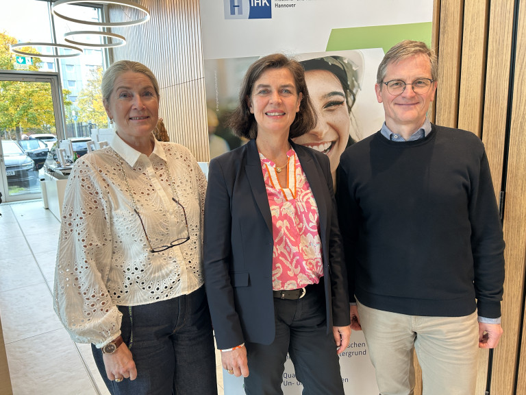 Alexandra Wanke (Teamleitung Fachkräfteberatung und Kompetenzfeststellung), Silke Richter (Abteilungsleiterin Berufliche Bildung & Fachkräfte) und Arne Hirschner (stellv. Abteilungsleiter Berufliche Bildung & Fachkräfte) freuen sich darüber, dass der “Kol