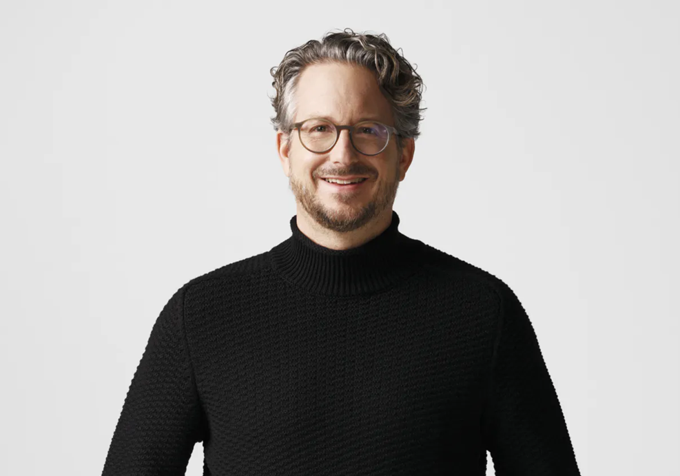 Daniel Sennheiser, Verwaltungsratsvorsitzender von Sennheiser, im schwarzen Pullover vor hellem Hintergrund