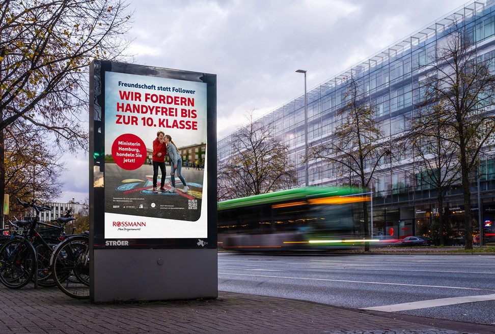 Werbeplakat am Aegidientorplatz in Hannover mit Rossmann-Kampagne für handyfreie Schulzeit bis zur 10. Klasse