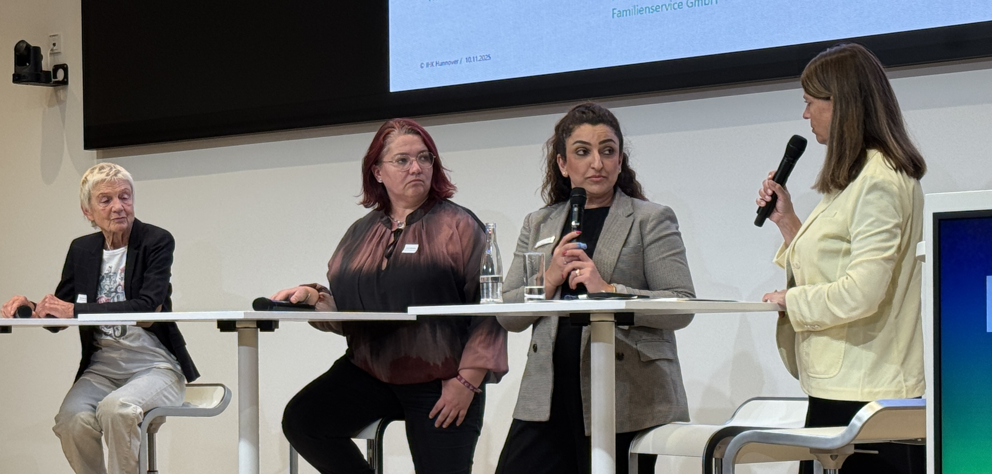 IHK-Hauptgeschäftsführerin Maike Bielfeldt (v.r.) diskutiert mit Ayten Berse (Frau und Beruf), Nora Rosenberg (Fluxx) und Birgit Marz-Quade (pme).