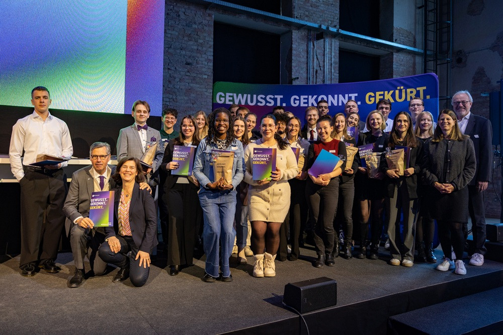 Gruppenfoto einer Preisverleihung der IHK Hannover mit ausgezeichneten Teilnehmerinnen und Teilnehmern vor einem Banner mit der Aufschrift 'Gewusst. Gekonnt. Gekürt.'