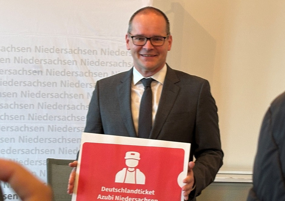 Grant Hendrik Tonne präsentiert das Deutschlandticket Azubi Niedersachsen