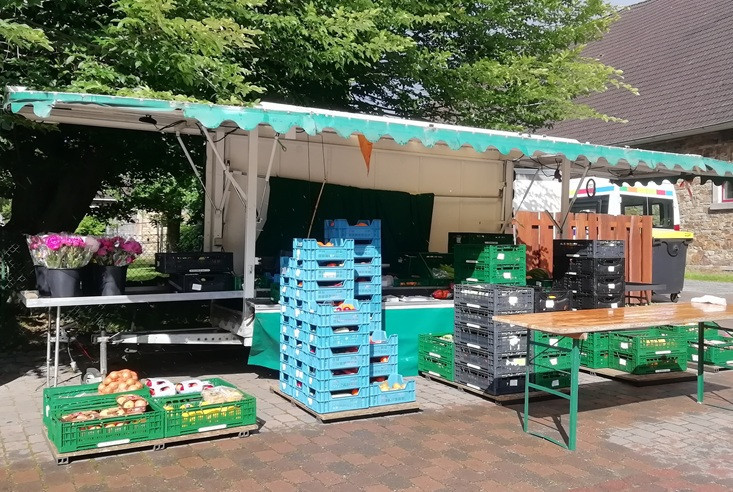 Frischer Obst- und Gemüsestand auf dem Siebrasse Wochenmarkt Obst- und Gemüsestand auf dem Siebrasse Wochenmarkt mit frischen Produkten in Kisten.