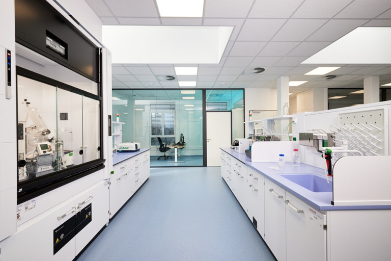 Labor der Repha GmbH – Moderne Laborausstattung und Arbeitsplätze Modernes Labor der Repha GmbH mit Laborgeräten und Arbeitsplätzen